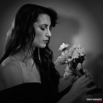 Con  un ramo de flores