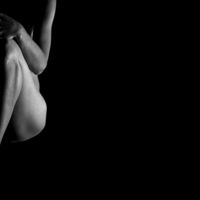  Sentada en la sombra