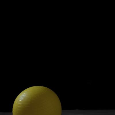 Pelota amarilla sobre sombra