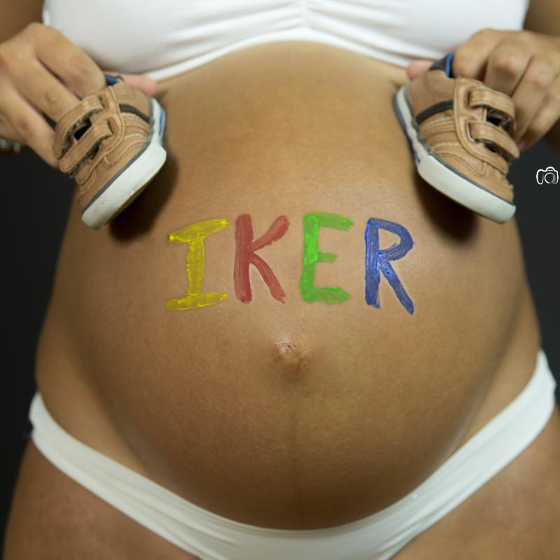 Fotografía de estudio de embarazada